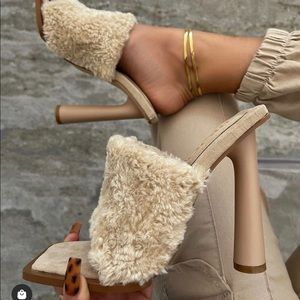 SUNNY SQUARE TOE ROUND BLOCK HEEL MULE IN CREAM NUDE FAUX SHEARLING
